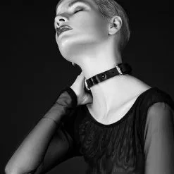 E.L.F. Zhou London Choker En Cuir - Double Buckled Choker 7 E.L.F. Zhou London Choker En Cuir - Double Buckled Choker -Lingerie boutique choker cuir noir double buckled choker elf zhou