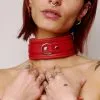 Choker En Cuir Molletonné Rouge Et Attaches Argentées -Lingerie boutique collier cuir rouges face