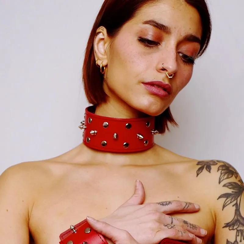 The Sinners Choker En Cuir à Pics Avec Mousqueton - Rouge 3 The Sinners Choker En Cuir à Pics Avec Mousqueton - Rouge