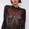 The Sinners Harnais De Poitrine Triangle Avec Chaînes - Cuir Rouge 2 The Sinners Harnais De Poitrine Triangle Avec Chaînes - Cuir Rouge -Lingerie boutique harnais chaines sous rouge