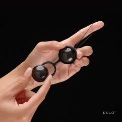 LELO Boules De Geihsa Luna Beads Noires -Lingerie boutique lunabeads noir hands 1