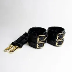 E.L.F. Zhou London Menottes En Cuir Et Or - Studded Double Cuffs 7 E.L.F. Zhou London Menottes En Cuir Et Or - Studded Double Cuffs -Lingerie boutique menottes bdsm cuir et or studded double cuffs deface
