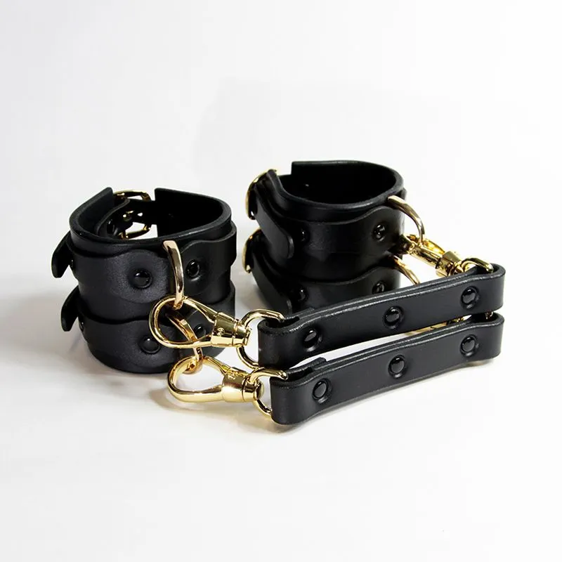 E.L.F. Zhou London Menottes En Cuir Et Or - Studded Double Cuffs 3 E.L.F. Zhou London Menottes En Cuir Et Or - Studded Double Cuffs