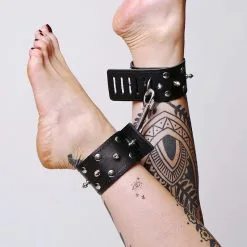 Chevillères En Cuir Avec Pics Et Mousqueton - Noires