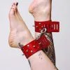 The Sinners Chevillères En Cuir Avec Pics Et Mousqueton - Rouges 2 The Sinners Chevillères En Cuir Avec Pics Et Mousqueton - Rouges -Lingerie boutique menottes chevilles pics rouge 1