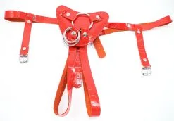 The Sinners Harnais Pour Gode-ceinture Avec Plastron Amovible - Cuir Croco Rouge