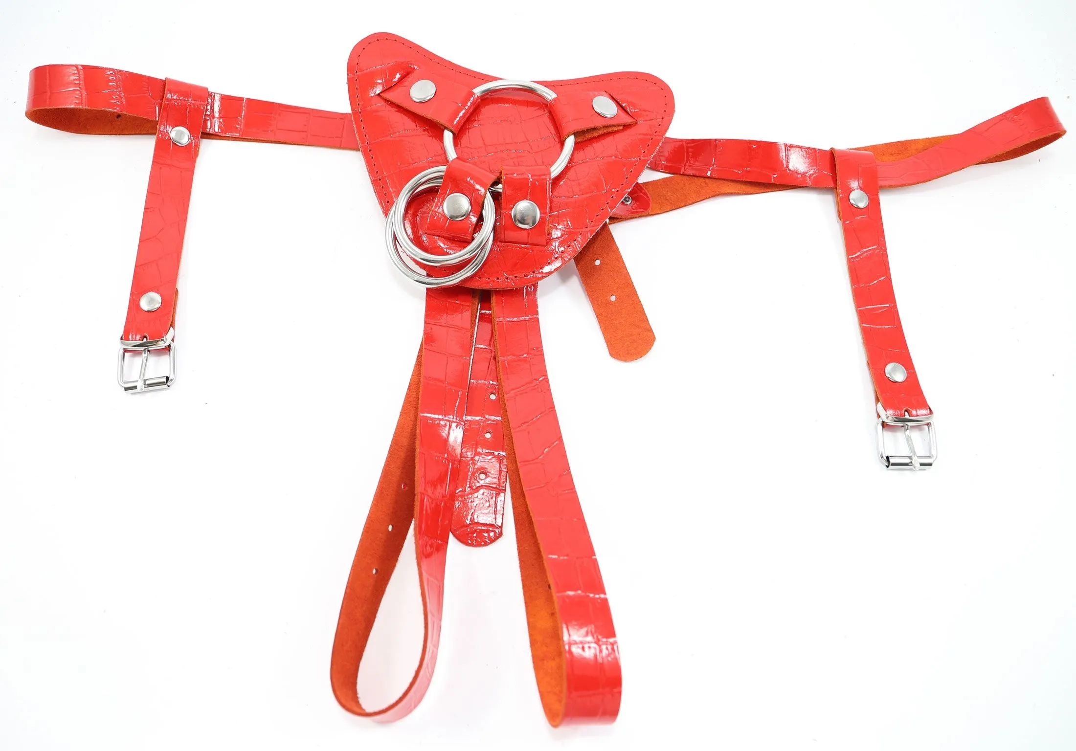 The Sinners Harnais Pour Gode-ceinture Avec Plastron Amovible - Cuir Croco Rouge 3 The Sinners Harnais Pour Gode-ceinture Avec Plastron Amovible - Cuir Croco Rouge