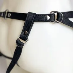 The Sinners Harnais Pour Gode-ceinture Avec Attaches D-Ring - Cuir Souple Noir -Lingerie boutique strapon noir ouvert doubleanneaux grosplananneaux 1