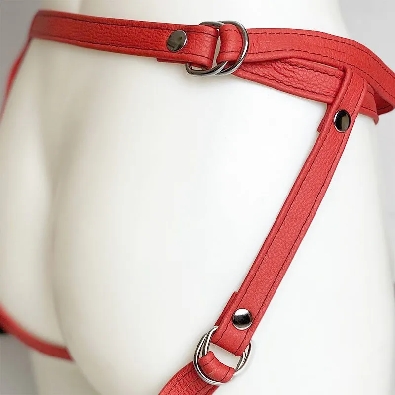 The Sinners Harnais Pour Gode-ceinture Avec Plastron Amovible Et Attaches D-Ring - Cuir Souple Rouge 5 The Sinners Harnais Pour Gode-ceinture Avec Plastron Amovible Et Attaches D-Ring - Cuir Souple Rouge – Image 3
