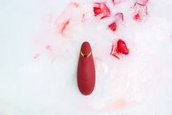 Womanizer Premium 2 - Bordeaux 6 Womanizer Premium 2 - Bordeaux -Lingerie boutique wmz premium2 productimages water 2